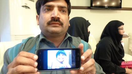 Pakistan. vader ahmadi-moslim met foto omgekomen dochter
